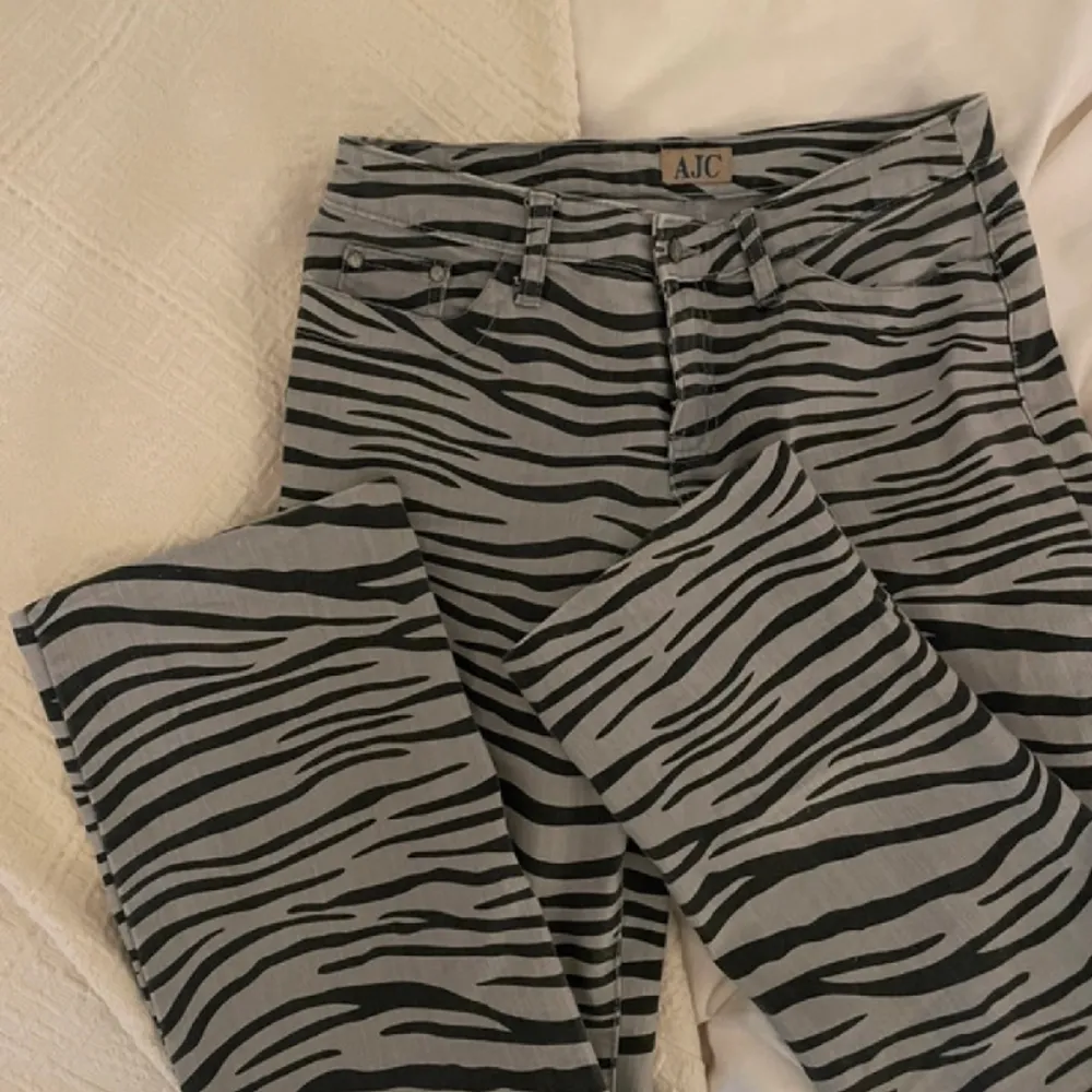 Coola zebra jeans i storlek M. Säljer då de tyvärr inte passar.. Jeans & Byxor.