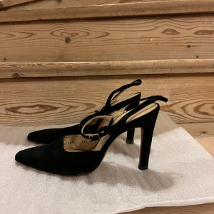 Salvatore Ferragamo Pumps, Svart Mocca, 38  - Fin begagnad pumps från Salvatore Ferragamo, i svart mocca, stlk. 38 - Se bilderna. Skicka ett mejl om önskar flera bilder av skorna och några funderingar. 