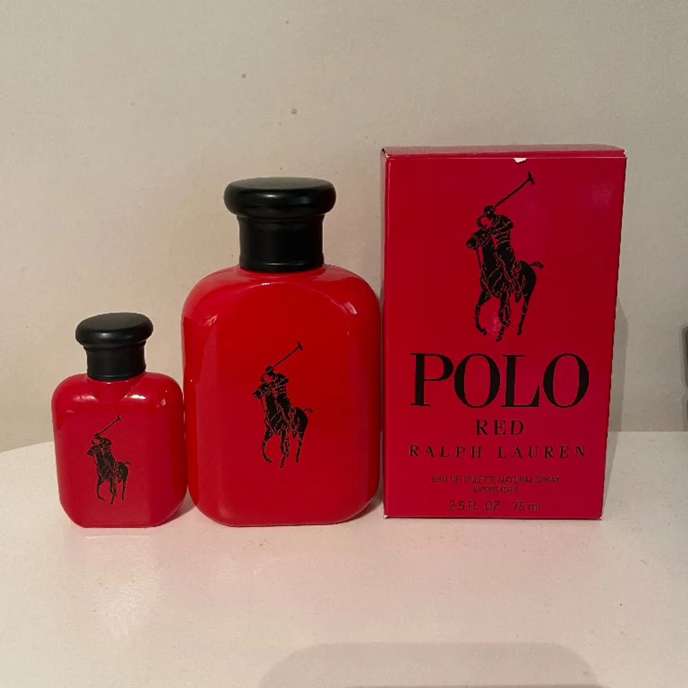 Polo Ralph Lauren Red Parfym 75ml från början cirka 50% kvar i den, med följer en liten påfyllningsflaska som är helt ny! Riktigt fräsch parfym!  299:-. Övrigt.