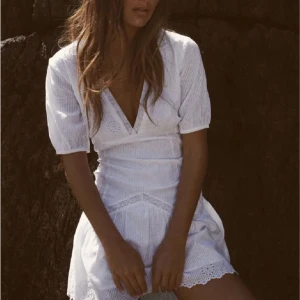 Klänning - Super fin klänning från Zara som endast är använd 1 gång. Inga tecken på användning och säljer då den inte används. Klänningen är i storlek 38 men passar nog en 36a också. Nypris är 399kr💕pris kan diskuteras