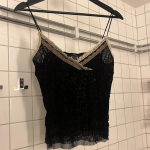 Topp - Säljer en så söt ribbad topp med spets då den (tyvärr💔💔) är för liten för mig. Står M i den men jag som brukar ha M får inte plats med allt i den såattsäga. Kan mötas upp i Stockholm eller posta😙💕