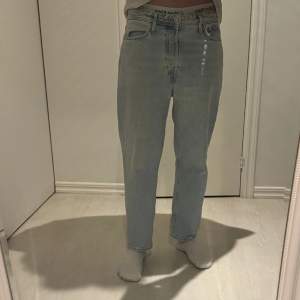 Ljusa jeans i gott skick med passform loose cropped (modell Rob). W30/L32 men iom att de är cropped så är benen kortare än vanligt