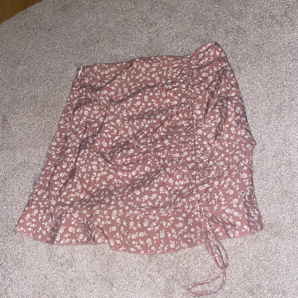Jag säljer en kjol som e rosa med blommor har använt den några gånger. Den är i bra skick och köpt för 100 kr från SHEIN.👚🩷. Kjolar.