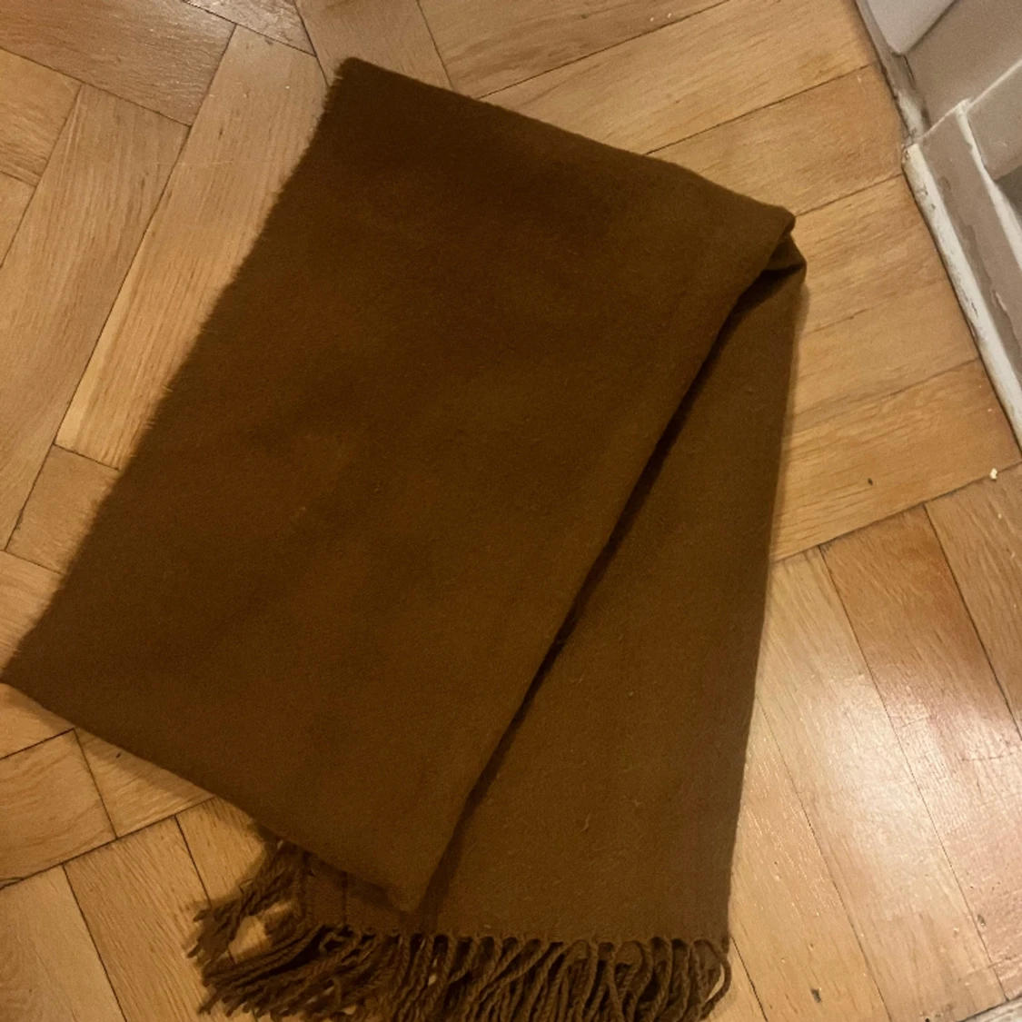 Brun stickad halsduk