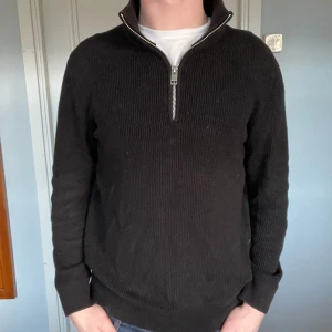 Svart Halfzip H&M - Tja! Säljer nu denna halfzip från H&M. Väldigt skön tröja med god kvalite för att vara H&M. Storlek: M, passar även S. Skick: 8/10. Modellen är 186 och väger 79kg. Kontakta oss för fler bilder eller info!