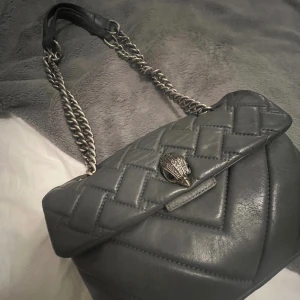 Kurt Geiger väska - Säljer en jättefin Kurt Geiger väska💖 den har väldigt små defekter på undersidan men man tänker absolut inte på det❣️kom privat för exakta mått men den är i storlek ”mellan” 💓 perfekt skolväska eller bara att ha ute 😍 så snygg! 