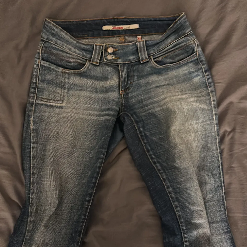 Säljer dessa skit snygga lågmidjade jeansen från only Dem är i ett bra skick säljer pga för små. Jeans & Byxor.