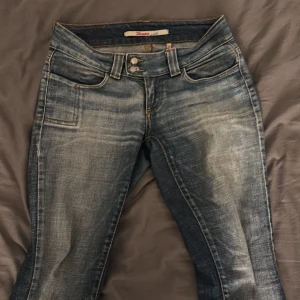 Låg midjade jeans  - Säljer dessa skit snygga lågmidjade jeansen från only Dem är i ett bra skick säljer pga för små
