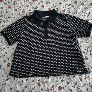 Blåvit piké från Zara - MörkBlå/vit piké med jacquard mönster från Zara. Retrostil. Knapparna går att knäppa upp. Lite croppad. Bra skick. 