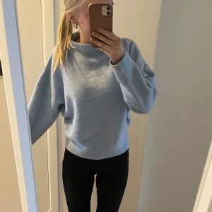 Stickad - Säljer min ljusblåa stickade tröja! Strl M Säljer pga använder inte längre 💗 Tyvärr har den en lite målarfärg fläck på ryggen.💗