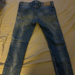 Replay Anbass Jeans - Säljer mina gamla Replay jeans då de inte längre kommer till användning. De är 9/10 i skick och har använts sparsamt, Stl: 32/32 modell: Anbass