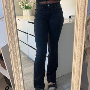 Dessa jätte fina svarta flared jeans från Gina som tyvärr är lite för stora för mig i midjan 💕