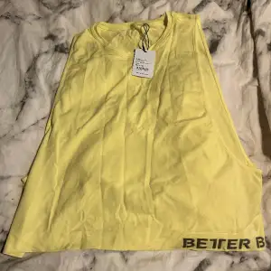 Så fin gul färg. Nytt med lapp kvar. Har gula leggings från Better Bodies som matchar i en annan annons. 