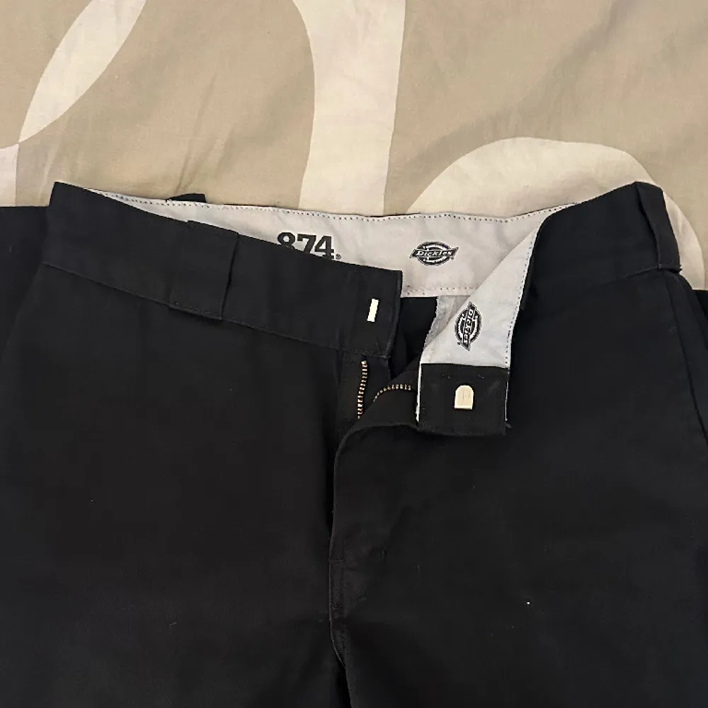 Svarta dickies original workerpants 874🩶 dickiesbyxor som är fina att vika ner eller ha som dom är, dom är i strl 29w L30🩶köptes för 799kr. Jeans & Byxor.