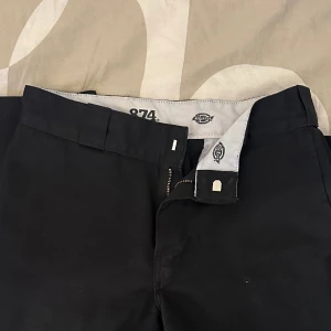 Dickies byxor - Svarta dickies original workerpants 874🩶 dickiesbyxor som är fina att vika ner eller ha som dom är, dom är i strl 29w L30🩶köptes för 799kr