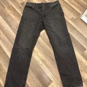 Säljer mina Jack and Jones jeans då dom inte passar mig längre, använda nån gång. Inga defekter. Fler frågor/ funderingar är det bara att skriva. Storlek W32 L32