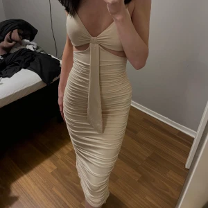 OhPolly klänning - Klänning från OhPolly i färgen ”cream”. Använd ett fåtal gånger, i bra skick! Slutsåld online. Storlek 32/XXS💘