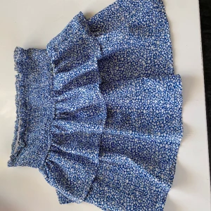 Blå kjol - Blå kjol med små blommor på💕 Helt ny skick 