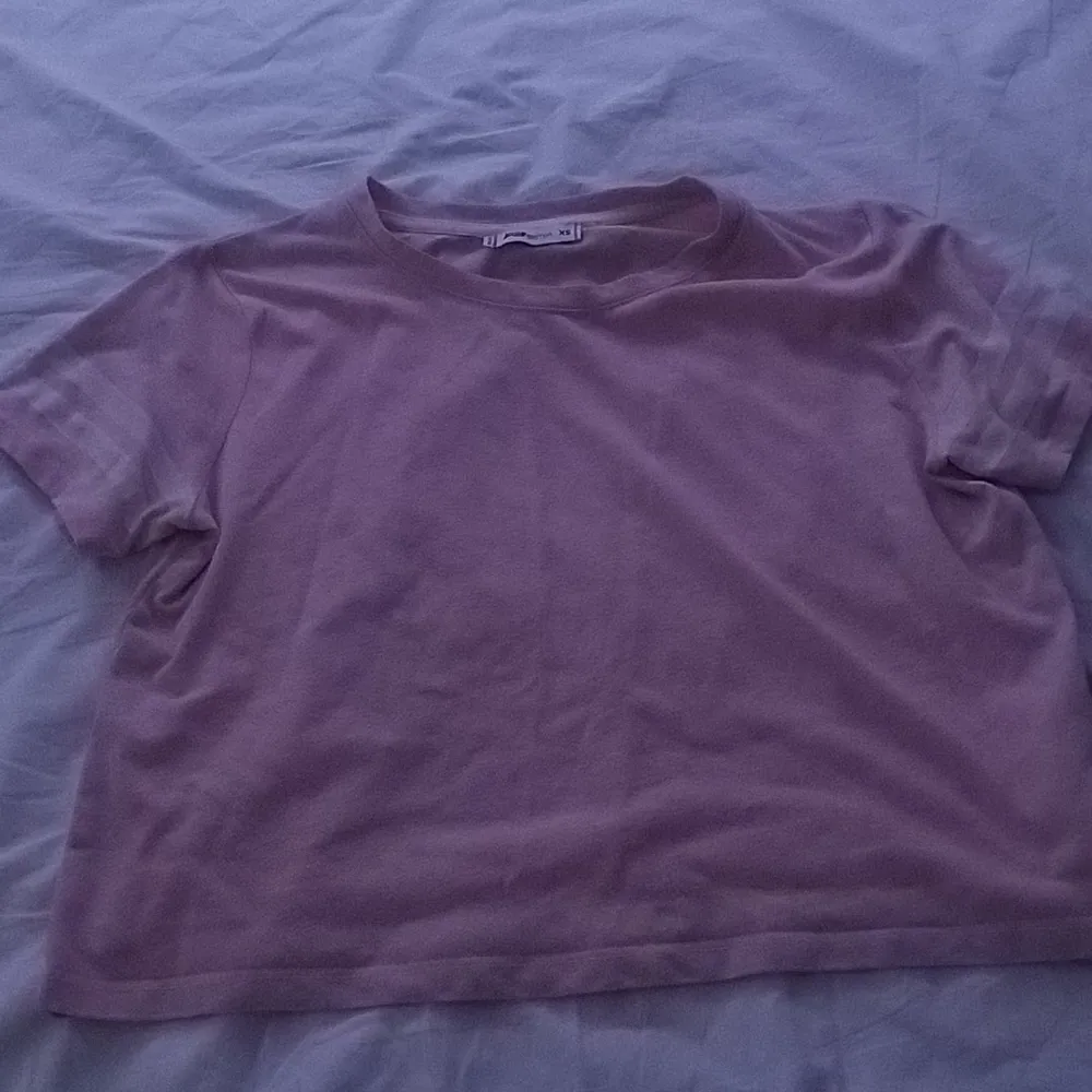 En rosa tröja. T-shirts.