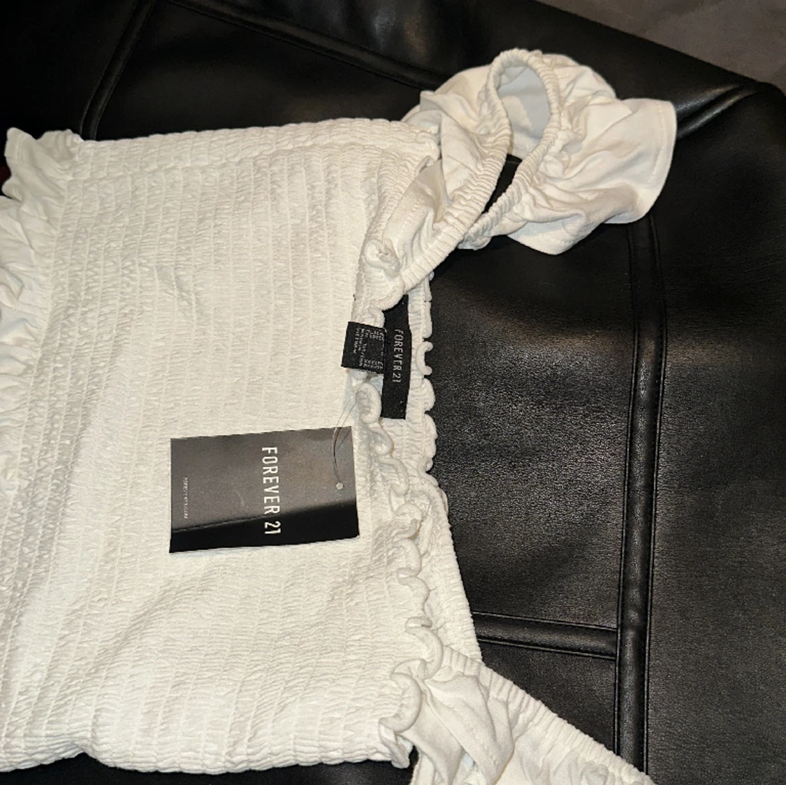 Vit croptop från Forever21 (både offshoulder å inte) - 91