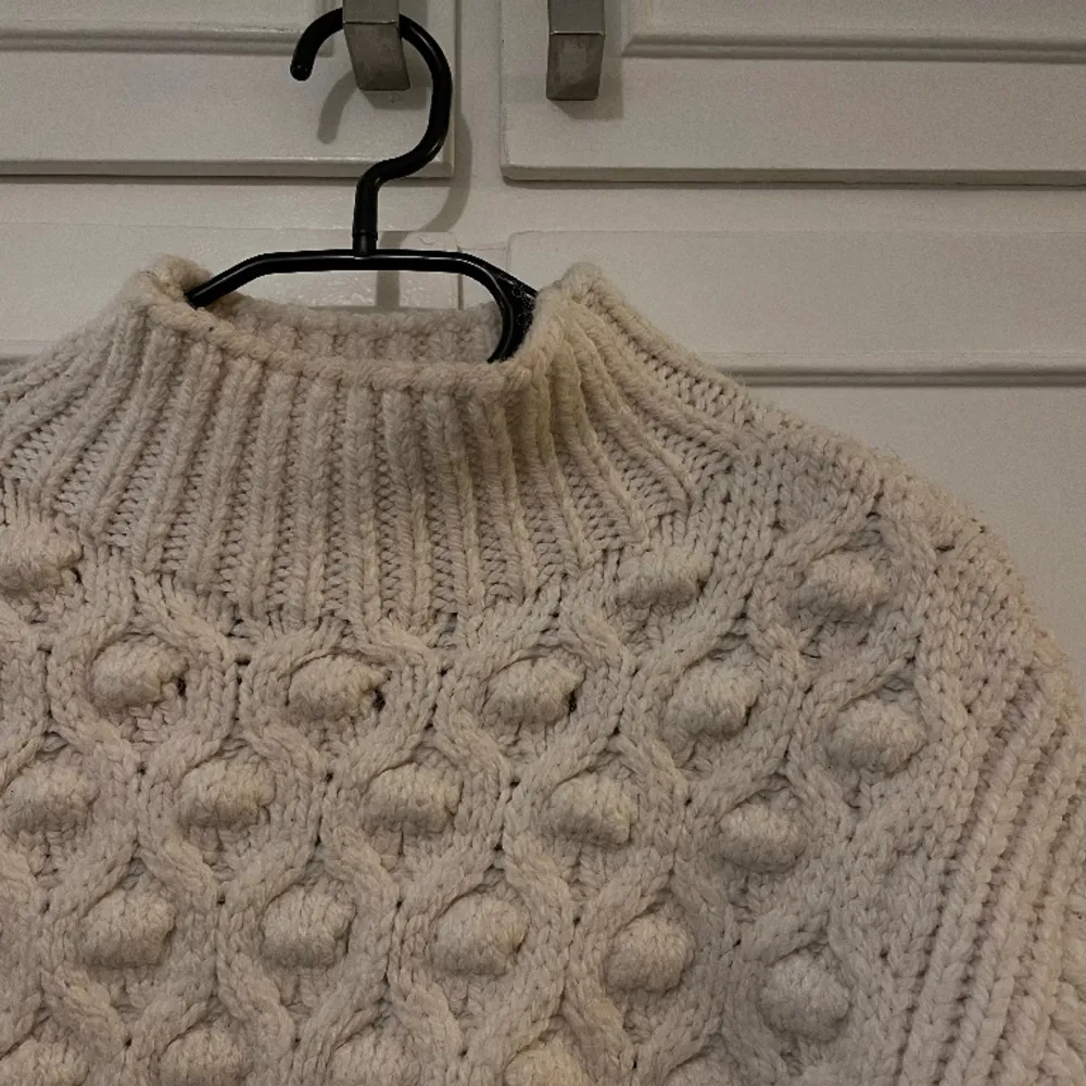 Benvit stickad tröja med halvpolokrage från Zara i storlek S💘. Tröjor & Koftor.