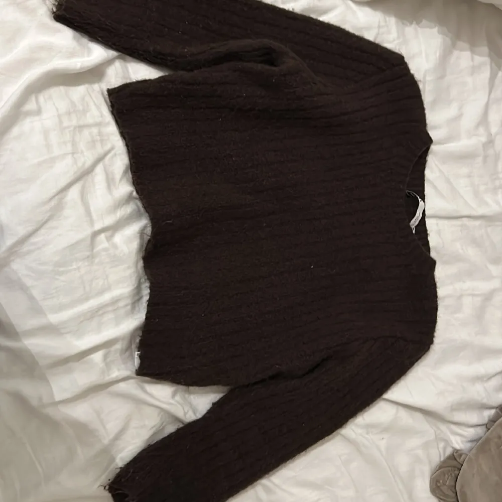 Detta är en fin brun stickad tröja med lite kortare armar,den kommer tyvär inte till användning längre och derför säljer jag den 🥰🫶🏻. Tröjor & Koftor.