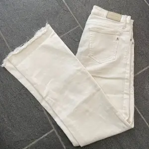 Assnygga vita jeans som är för korta för mig 🥲 De är lite stretchiga så man får sjukt bra passform av de, från Replay & passar nån i storlek S lite kortare än mig (är 178) 🤍