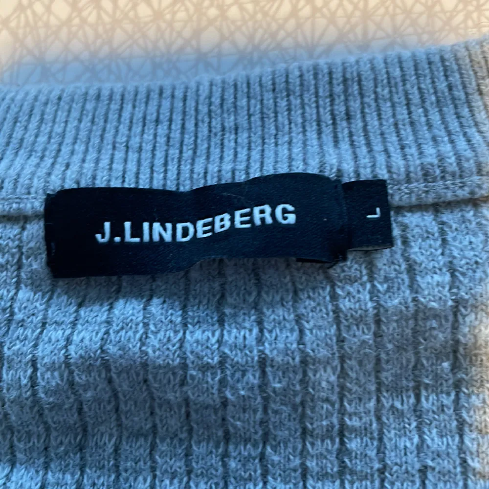 J.lindeberg tröja i bra skick~helt äkta~inga defekter eller slitage~endast 150kr. Tröjor & Koftor.