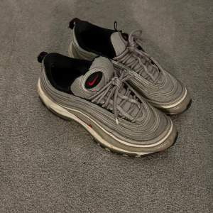 Ett par air max 97 silver bullet. Slitna men finns fortfarande liv i dom. Ingen box. Pris kan diskuteras 