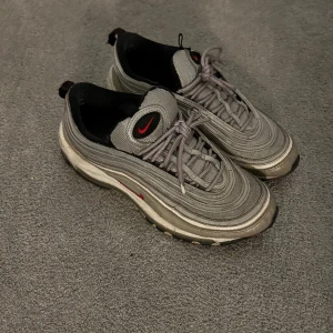 Air max 97 silver bullet - Ett par air max 97 silver bullet. Slitna men finns fortfarande liv i dom. Ingen box. Pris kan diskuteras 