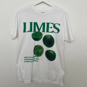 T-shirt med Lime-tryck - Vit T-shirt med lime-tryck från Atthemoment, storlek M, aldrig använd!
