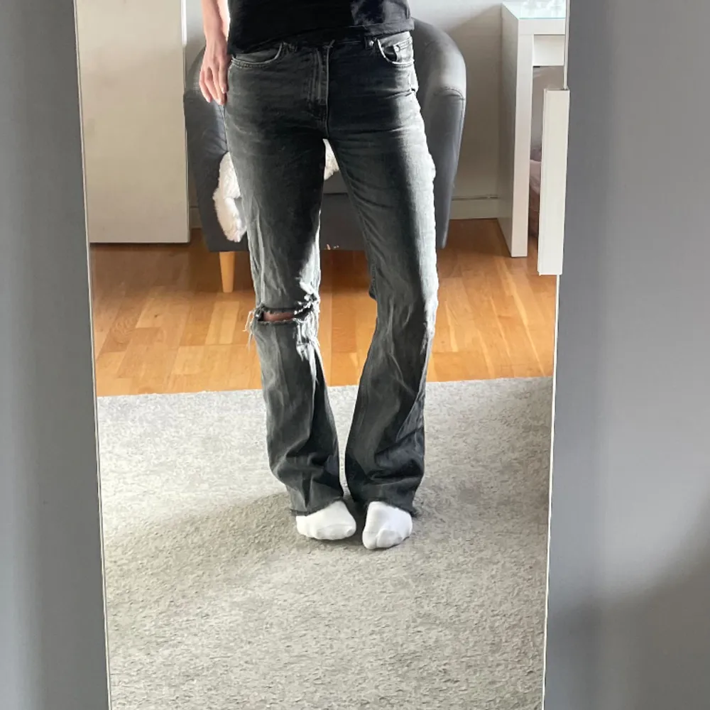 Säljer dessa medel midjade jeans från gina tricot! Dom är i stl 36 och midjan är inte hög men inte låg heller, dom slutar precis under naveln. Dom är i fint skick och är väldigt fina! . Jeans & Byxor.