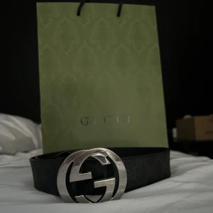 Gucci bälte - Köpt på Gucci i Stockholm finns kvitto har repor på sig som man kan se på bilderna därav prisen 