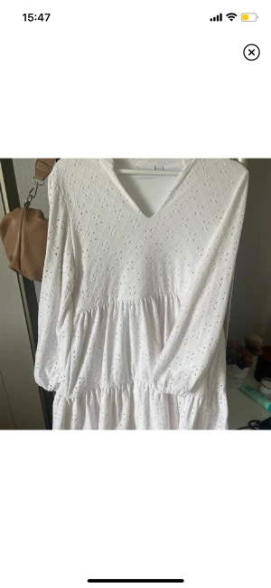 Studentklänning - VILA - Vit klänning som är perfekt som studentklänning😍😍 använd ungefär 4 gånger 🙌