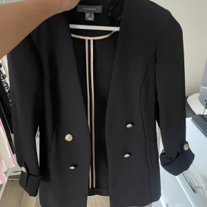 SUPER snygg trekvart-ärm ”kavaj” - super fin ”kavaj/kappa” fast tun som en tröja som är köpt i London för 699kr, säljer för 399kr🩷 använd 2-3ggr. priset är inte fast