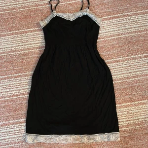 Väldigt gulligt nattlinne  - Fint natlinne som kan användar som klänning också, den är aldeles för liten för mig så tyvärr måste jag sälja den. Knappt använd ksk 2-4 ggr