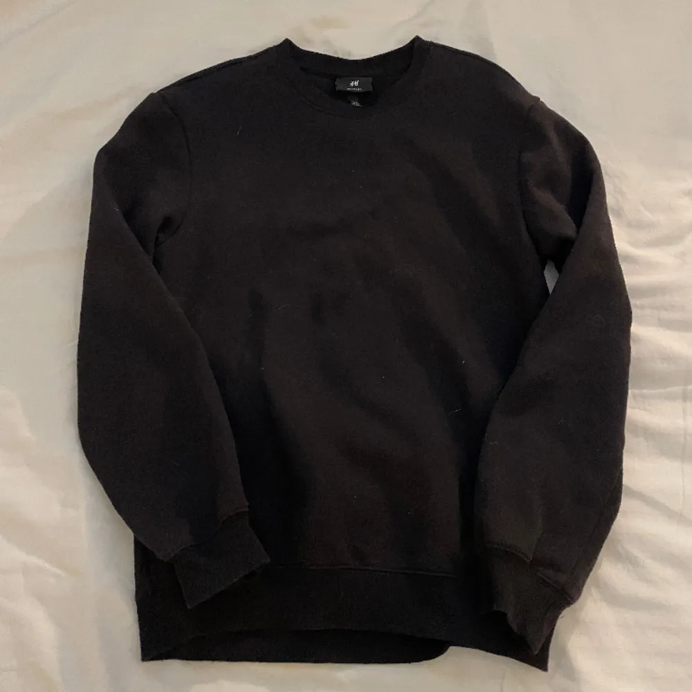 Basic svart sweatshirt från H&M i storlek XS, tror herr men funkar unisex. Bra skick, 60kr + frakt!. Tröjor & Koftor.