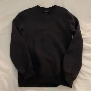 Basic svart sweatshirt från H&M i storlek XS, tror herr men funkar unisex. Bra skick, 60kr + frakt!
