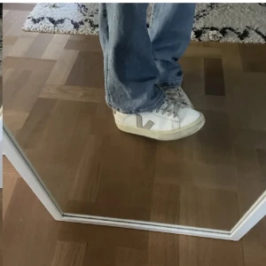 Veja skor - Säljer ett par veja skor ganska smutsiga så därför billigt pris perfekta vår skor❤️❤️