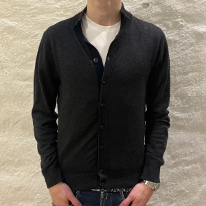 Balmain tröja  - Balmain cardigan i storleken S. Nyskick, inga skavanker. Modellen på bilden är 178cm lång. Väldigt fint skick, som ny. Nypris 3999kr, köp för endast 699kr.