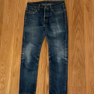 Levis 501  - Säljer dessa asfeta 501or i slim fit riktigt feta är de i mycket bra skick, säljer pga att jag växt ifrån de || minsta lilla fråga skriv till mig!