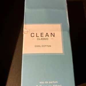 *NY* Clean Classic Cool Cotton, 60 ml  - I kartong utan plast, kartongen har legat i en väska därför lite bucklig, i övrigt inget att anmärka på.    Toppnot: Italiensk Bergamot, Gröna Äpple, Citron Zest Hjärtnot: Mimosa Blomma, Mint, Bomullsackord Basnot: Mysker, Persikoskal, Ambranoter. 