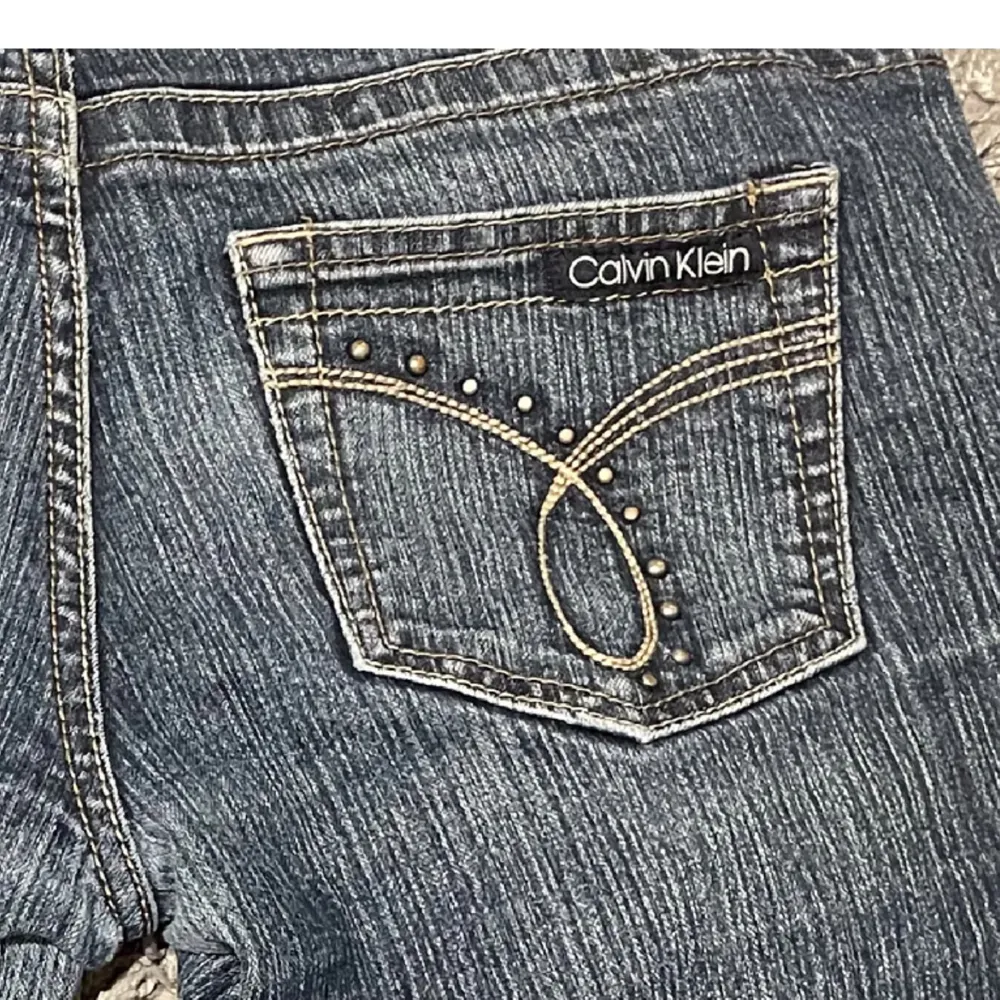 Vintage Calvin Klein jeans! Jeansen är lågmidjade och bootcut! Skriv till mig angående mått❤️skulle säga att storleken är ungefär s. Innerbenet är 79 och midjemått 39. Jeans & Byxor.