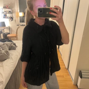 Trekvartsärm kofta - Jättesnygg svart kofta med trekvartsärm 