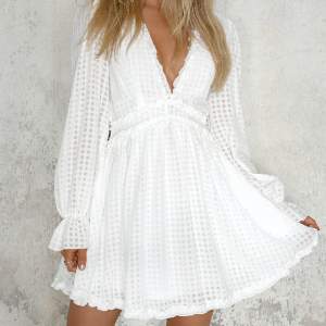 Säljer den här superfina vita klänningen som passar perfekt till studenten!! Den är köpt i andrahand men är i superfint skick! Inga defekter, är som ny!!💗🫶🏻 Skriv privat för fler bilder💕