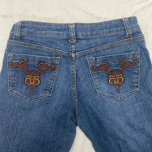 säljer dessa jätte coola lågmidjade jeans i passformen flare 💗 midjemåttet: 37cm innerbenslängd: 76cm