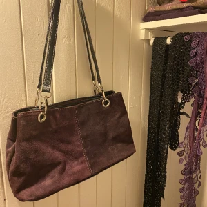 Lila väska - Lila vintage väska köpt second hand i Milano. Unik!! Rymlig med flera fack