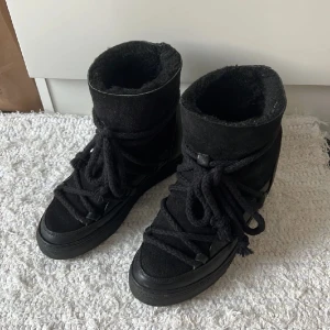 Inuikii  - Säljer dessa Inuikii skor i ett fint skcik! Säljs då de tyvvär är för små på mig :(   Vid eventuella frågor eller andra funderingar kom privat!💓💓