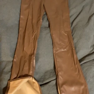 Bruna skinnbyxor  - Ett par bruna skinnbyxor från hm men slits nertill, storlek 36 aldrig använda 