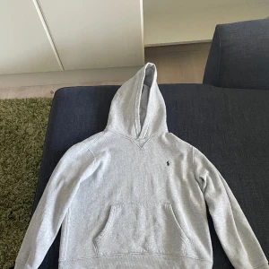 Hoodie från Ralph lauren - Väldigt snygg hoodie som passar dig runt 160cm, inga tydliga tecken på användning. Väldigt lätt stylad. För mer frågor eller bilder är det bara att fråga!